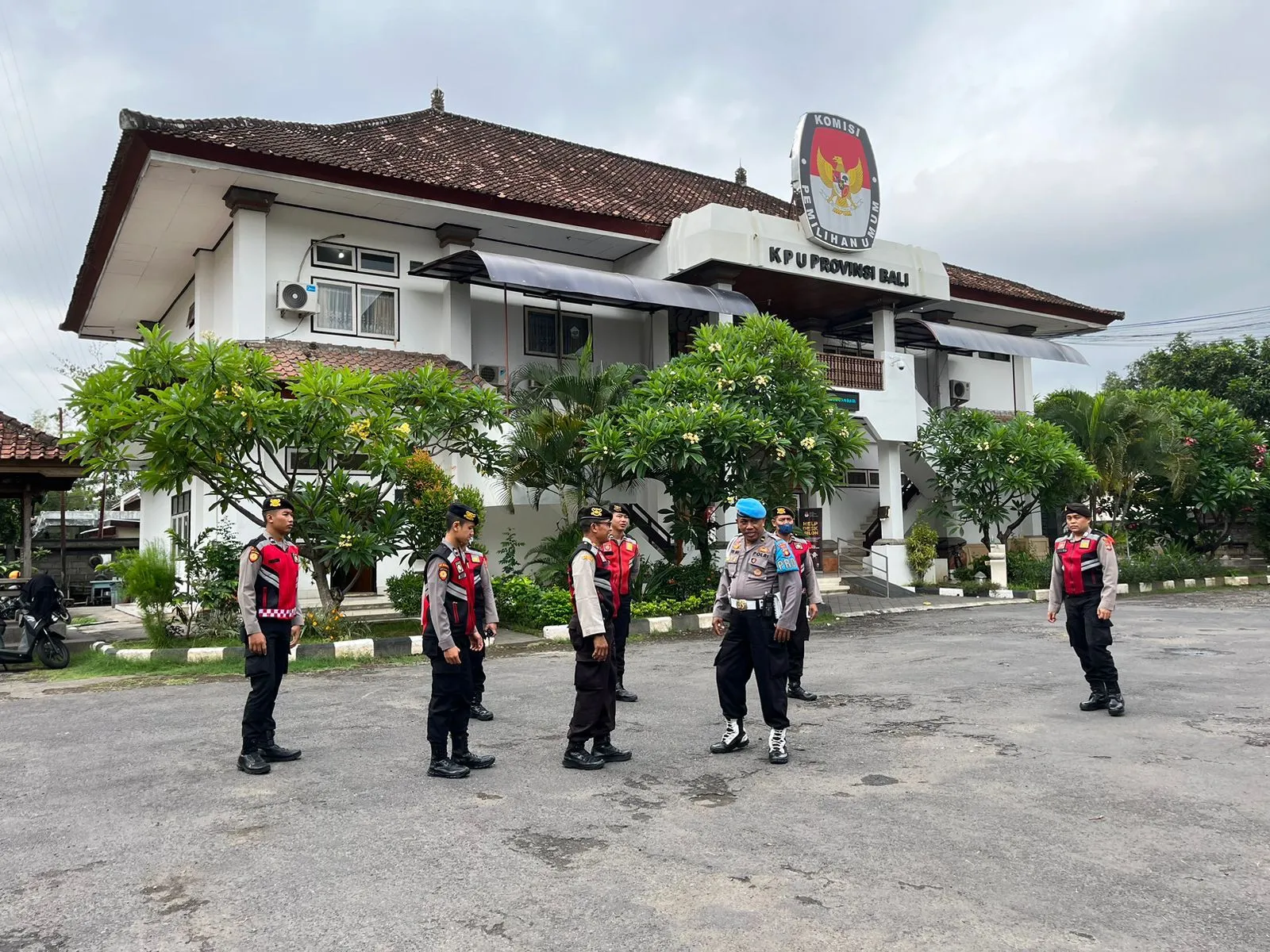 Polda Bali Perketat Pengamanan Kantor KPU Provinsi Bali