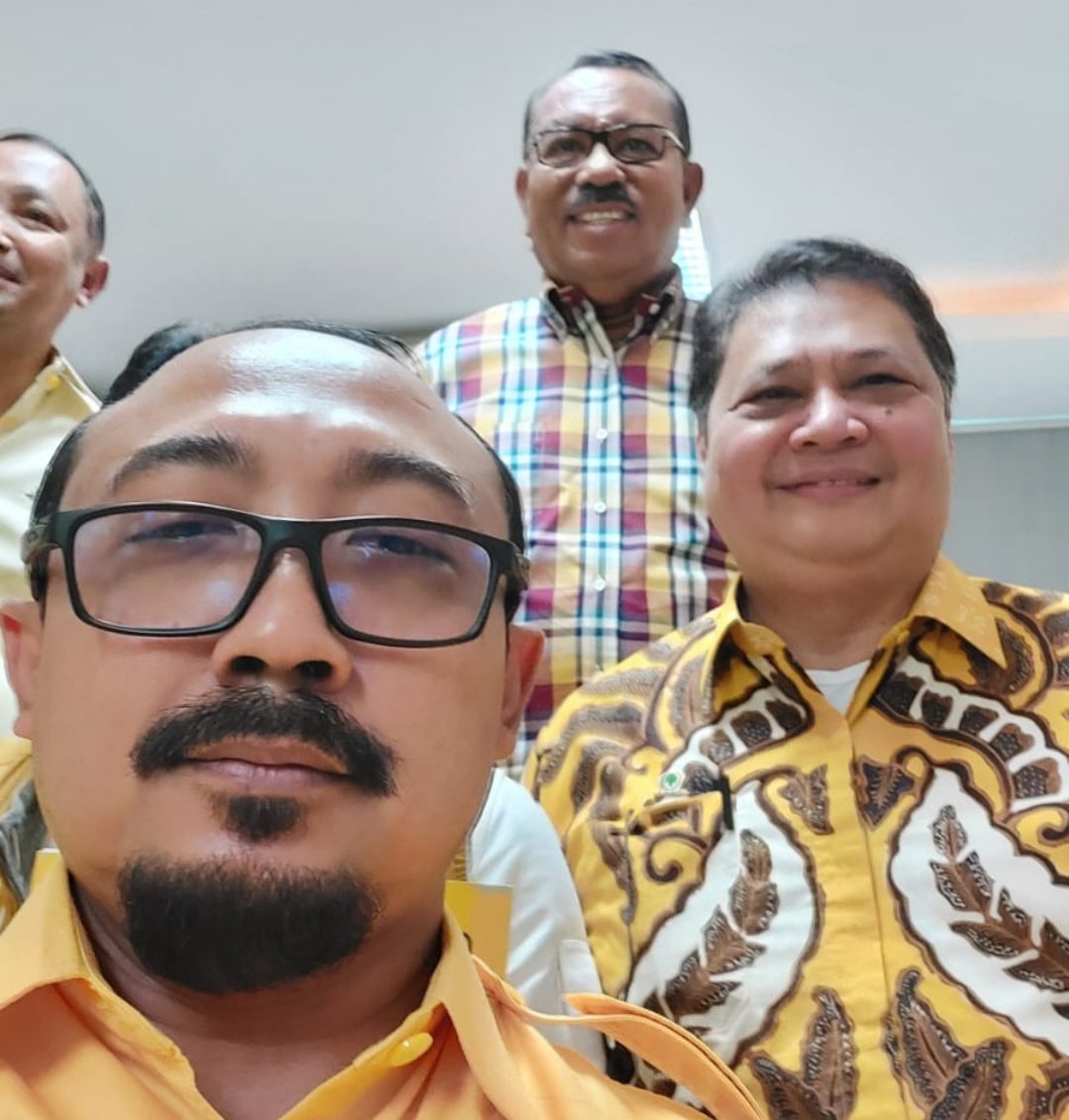 Sam TITO saat foto selfi bersama Ketua.Umum Golkar Erlangga Hartarto