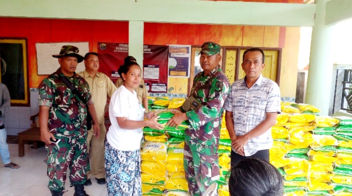 Kodim 0822 Bondowoso Melalui Koramil 03 Tegalampel Gelar Pasar Beras Murah Bersama Perum Bulog di Desa Klabang