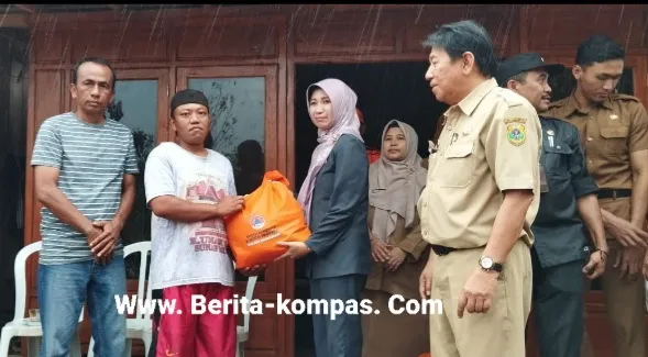Camat Tegalampel Dampingi Pj. Sekda Salurkan Bantuan Pada Korban Kebakaran di Desa Klabang