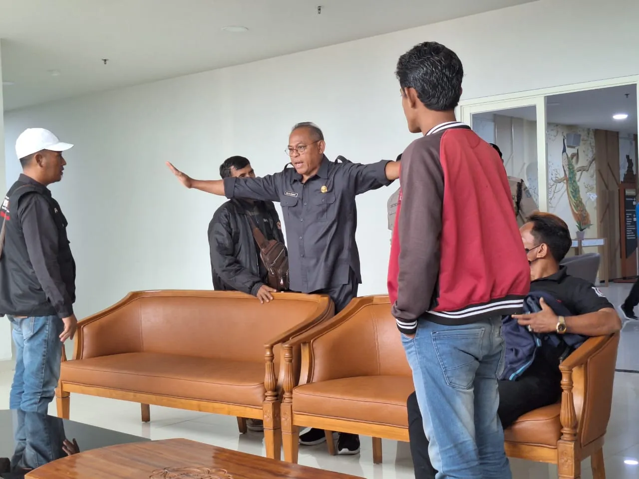 di RSUD DR M Soewandhie Ricuh !!! Diduga Pelayanan Tidak Maksimal Serta Alergi Terhadap Wartawan