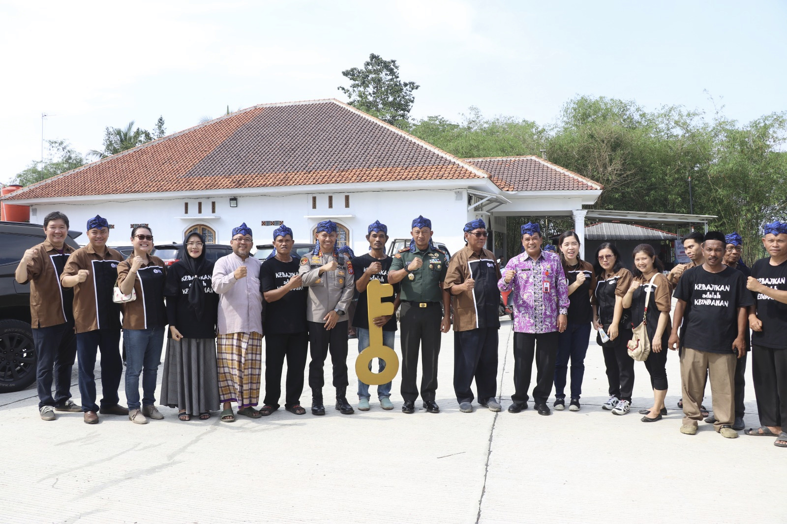 Kapolresta Tangerang Bersama Danrem Wijayakrama Hadiri Peresmian Bedah Rumah di Cisoka
