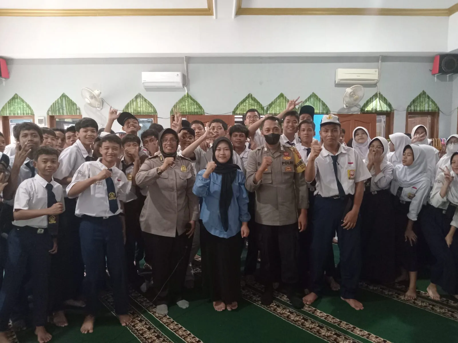 Polres Metro Jakarta Timur Dampingi Mahasiswa Dalam Giat Edukasi ke Sekolah