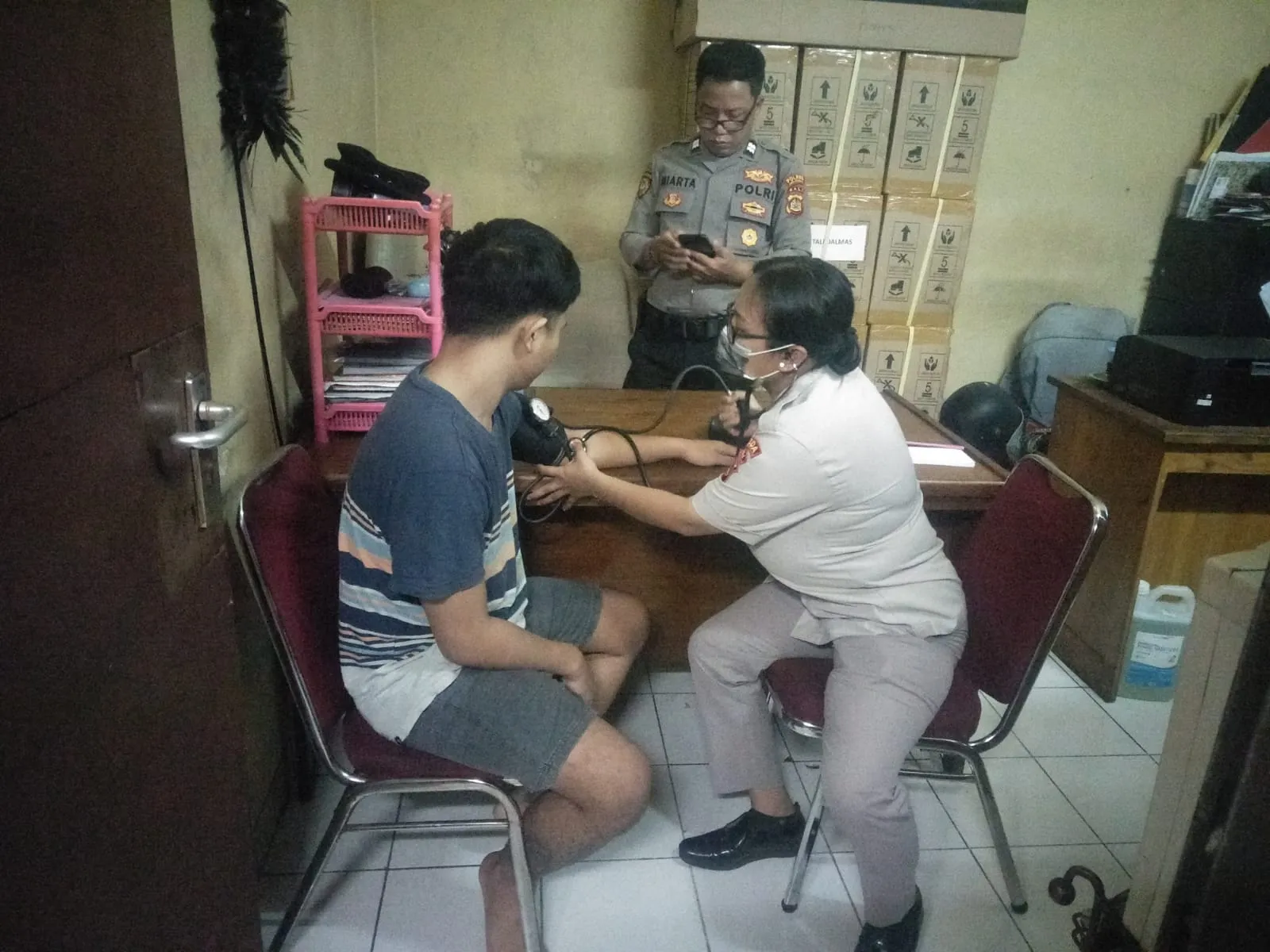 Sidokkes Polres Bandara Ngurah Rai Berikan Pelayanan Kesehatan Para Tahanan
