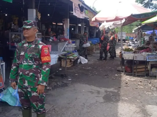 Peduli Lingkungan, Dandim Bersama Jajaranya Grebeg Pasar Bersihkan Sampah Yang Berserakan