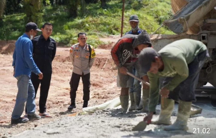 Bupati Kapuas Hulu Tinjau Ruas Jalan Simpang Silat (Miau Merah) Kecamatan Silat Hilir