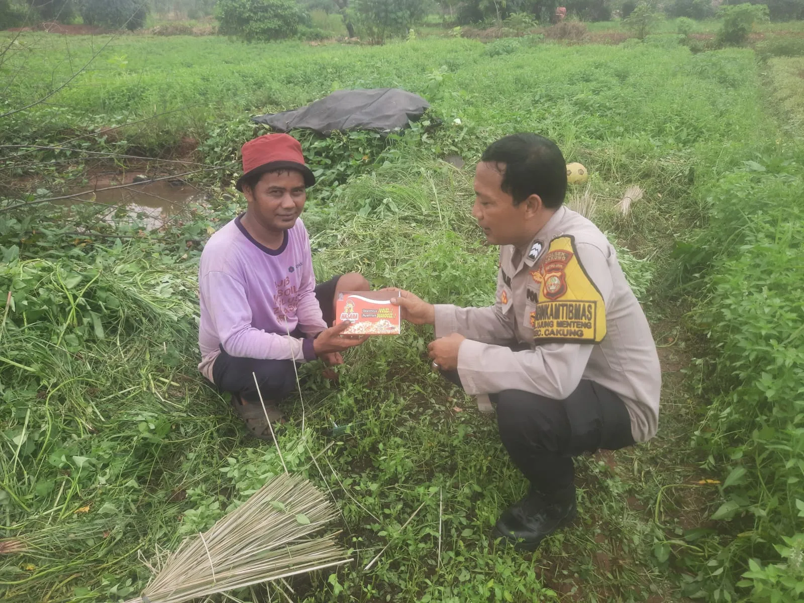 Bhabinkamtibmas Peduli, Bagi Makanan Gratis ke Warga Slum Area