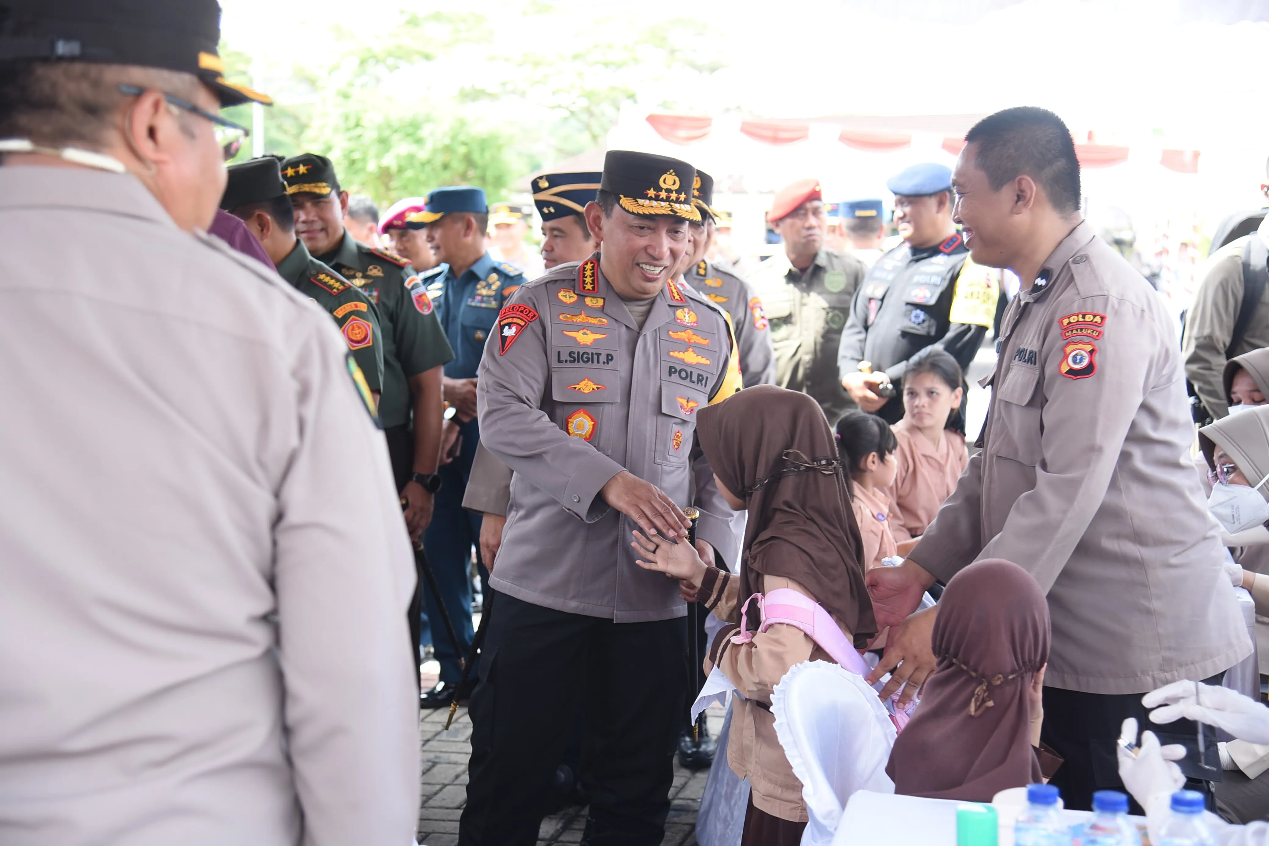 Kapolri dan Panglima TNI Berikan Bantuan Kesehatan Gratis di Maluku