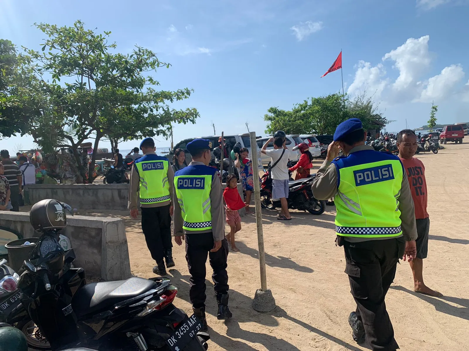 Sosialisasikan Pemilu Damai, Subsatgas Polairud Sambangi Masyarakat Pesisir Pantai