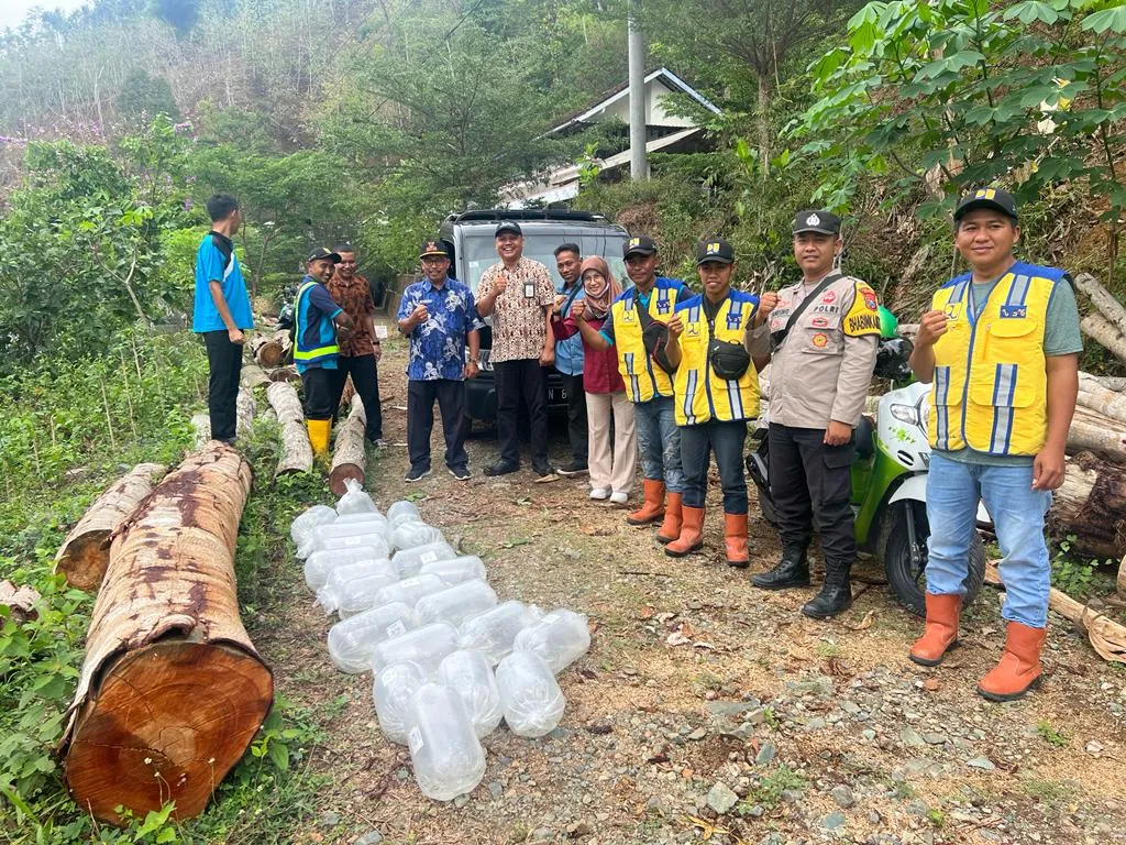 Tebar Benih Ikan, Cara Bhabinkamtibmas Polres Pacitan Jaga Habibat Air