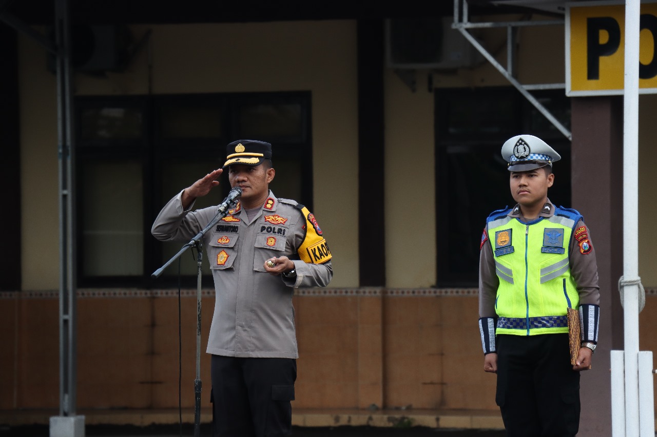 Ratusan Personil Gabungan Siap Amankan Malam Pergantian Tahun Baru 2024 di Kabupaten Sampang