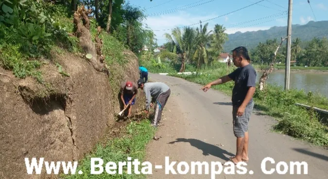 Cegah Banjir, Kades Klabang Agung Bersama Warga Kerja Bakti Normalisasi Saluran Drainase