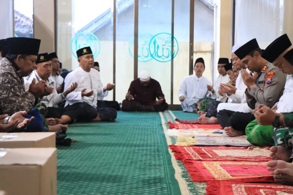 Kapolres Malang dan Forkopimda Gelar Safari Salat Subuh Keliling di Masjid Al Khoirot Ampelgading, Menyuarakan Kamtibmas dan Kepedulian Sosial Jelang Pemilu 202