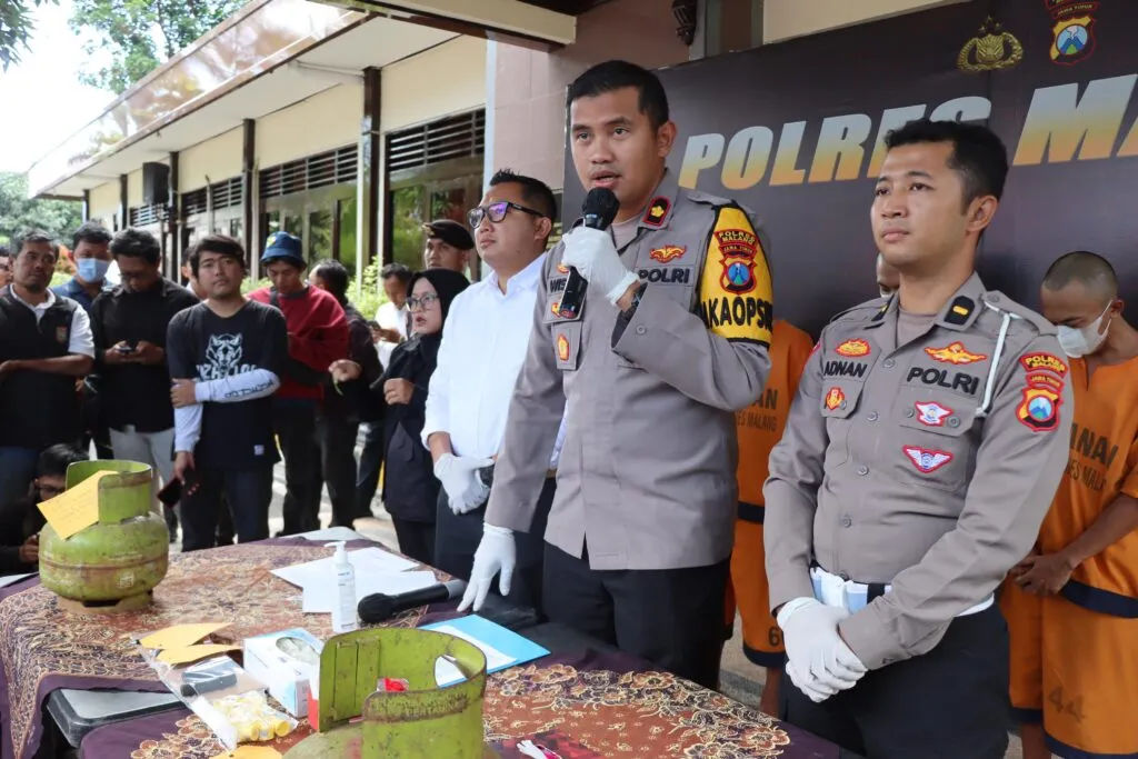Satreskrim Polres Malang Ringkus Sindikat Pengoplos Gas Elpiji Bersubsidi di Kebobang, Keuntungan 900% dari Harga Normal !