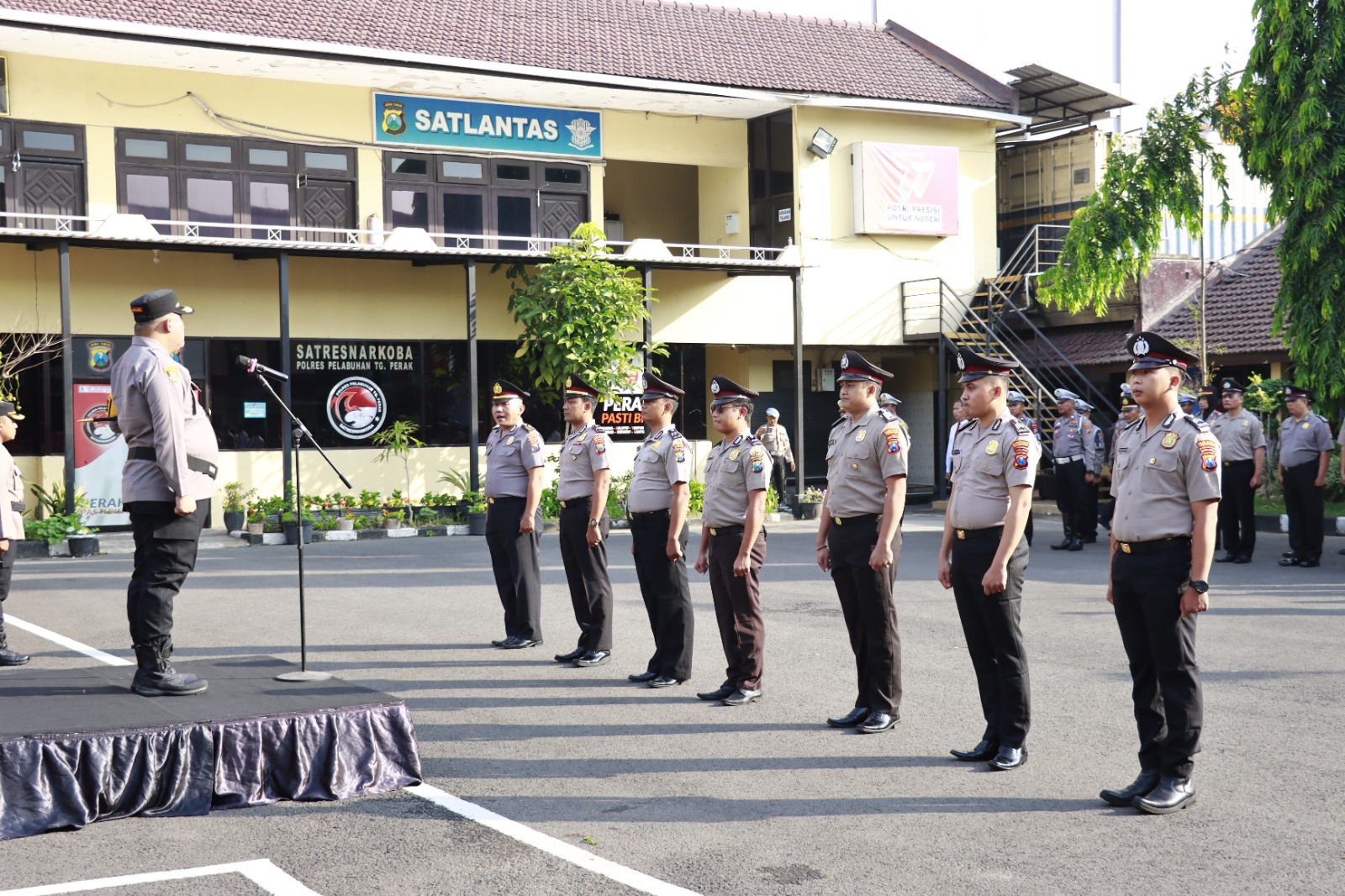 Kapolres Pelabuhan Tanjung Perak Pimpin Upacara Kenaikan Pangkat 39 Personil