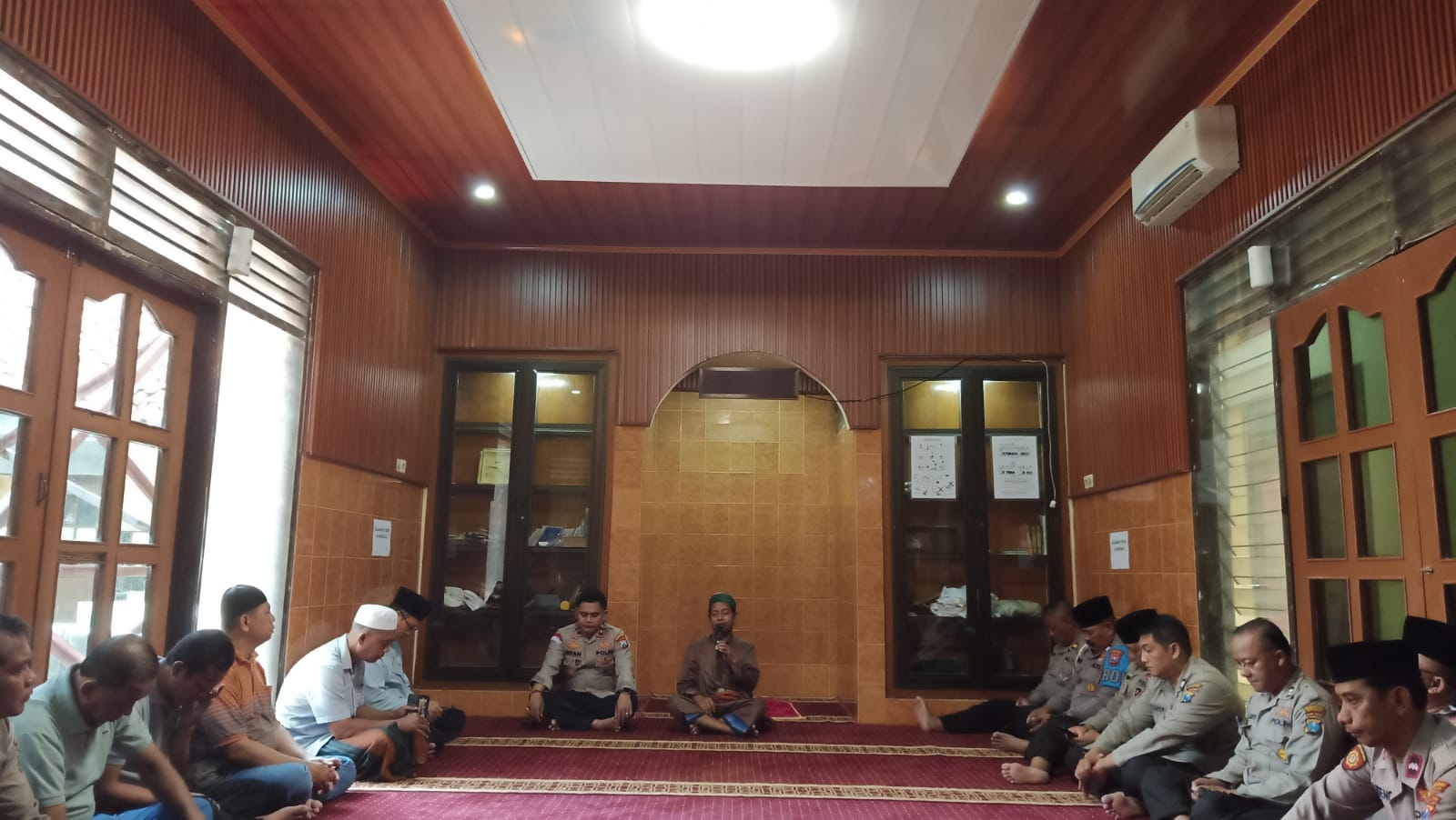 Personil Polsek Simokerto Ataupun PNS dan PHL Ikuti Giat Pembinaan Rohani