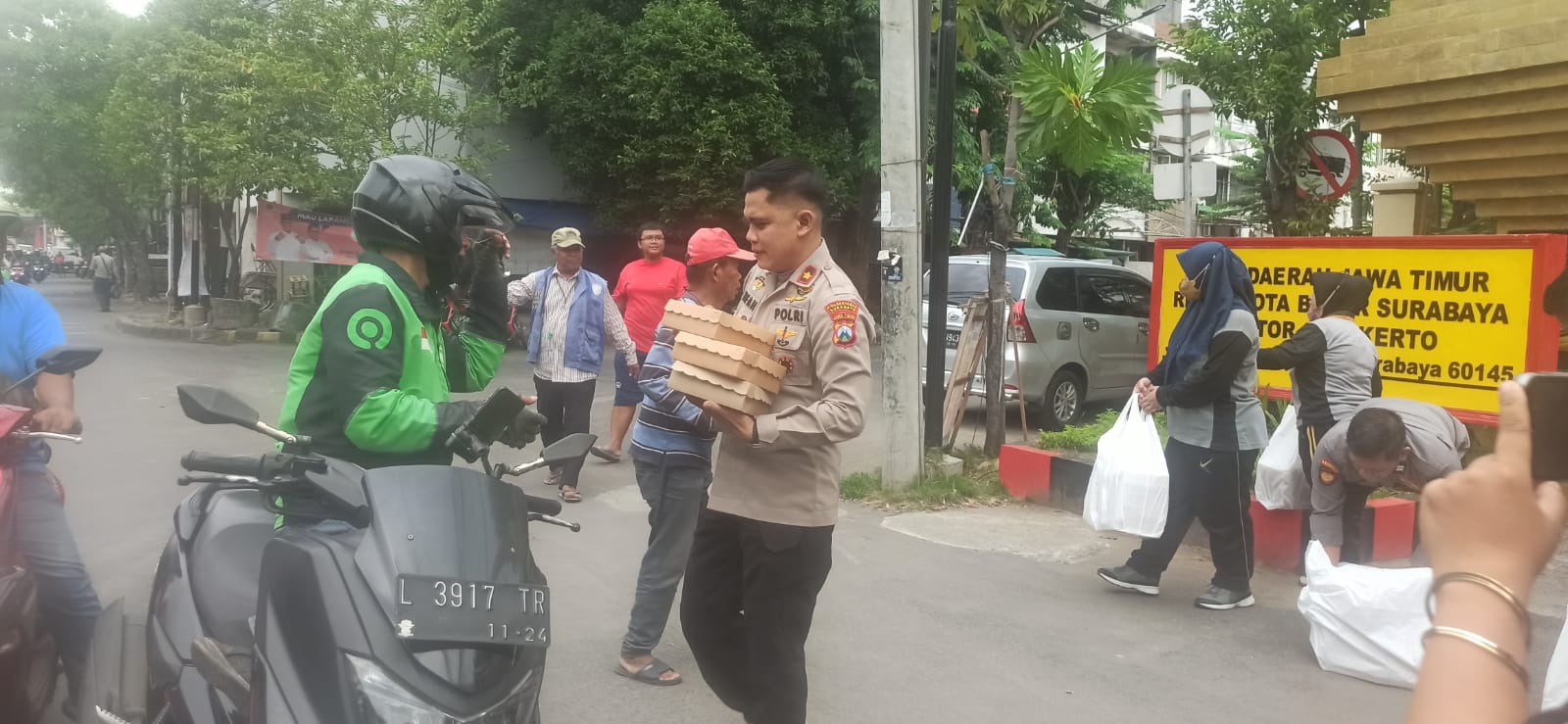 Kapolsek Simokerto Ajak Anggotanya Peduli Kepada Warga Kurang Mampu