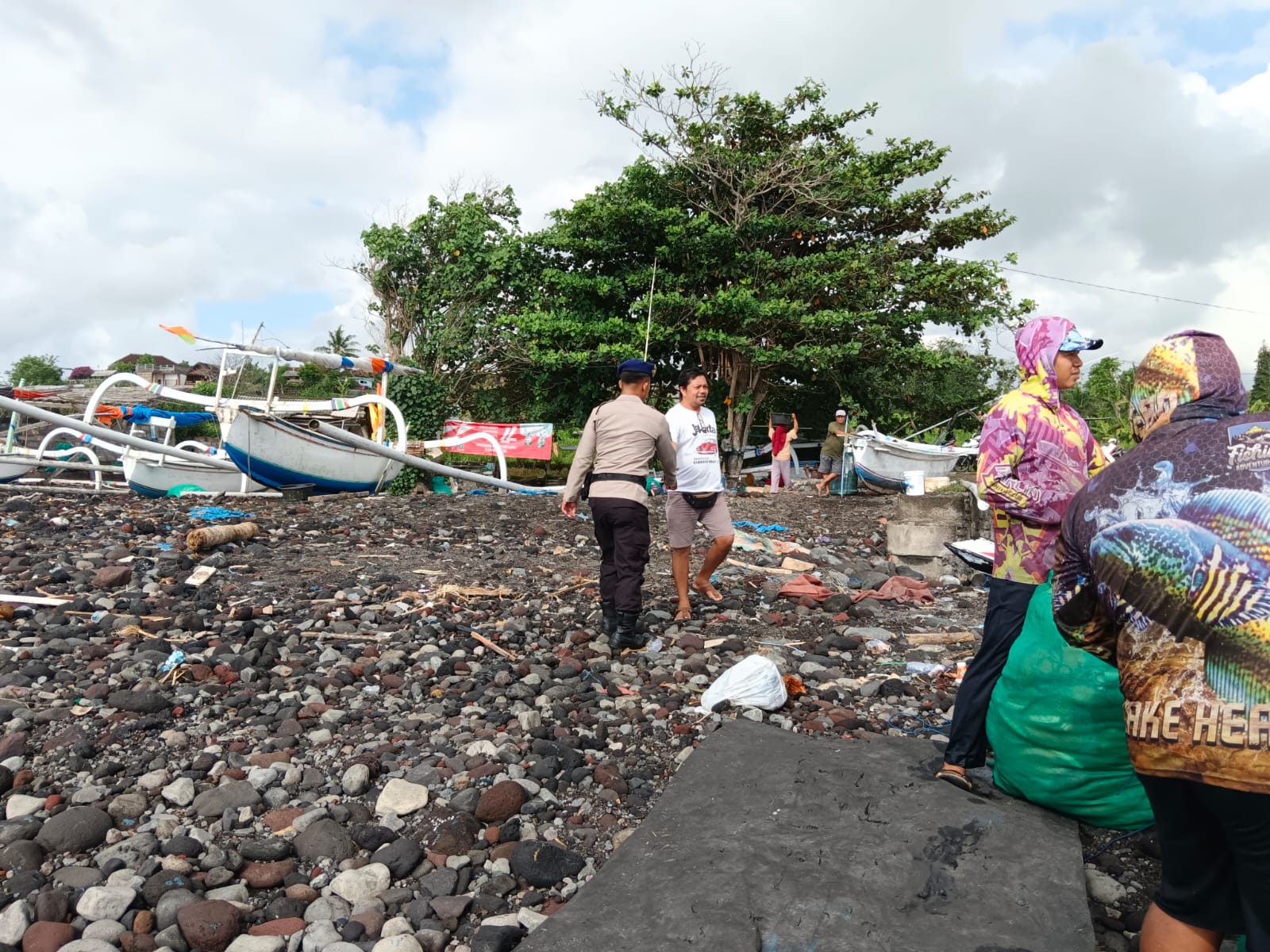 Sat Polairud Polres Karangasem Laksanakan Patroli Dialogis di Wilayah Pesisir Pantai