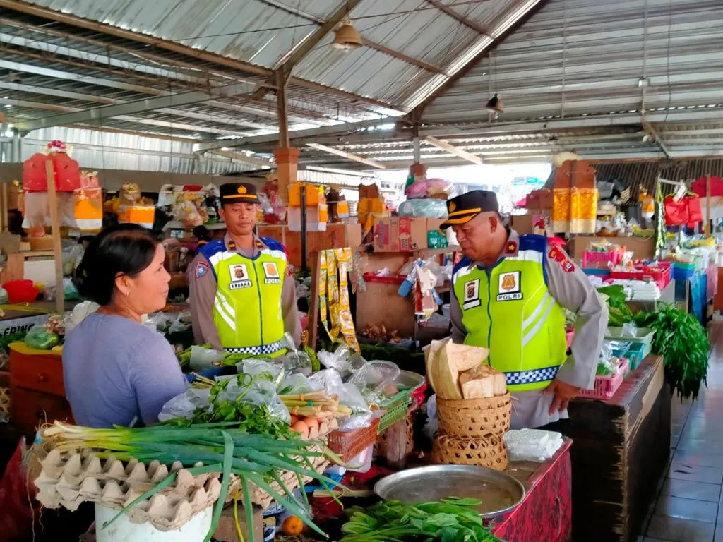 Sosialisasikan Pemilu Damai, Subsatgas Binmas OMB Agung 2024 Gencar Bagikan Brosur Kamtibmas Pemilu