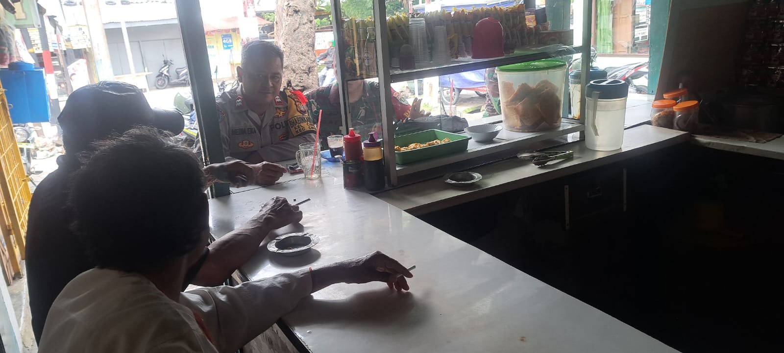 Bhabinkamtibmas dan Babinsa Tingkatkan Kebersamaan Dengan Ngopi Bareng Warga