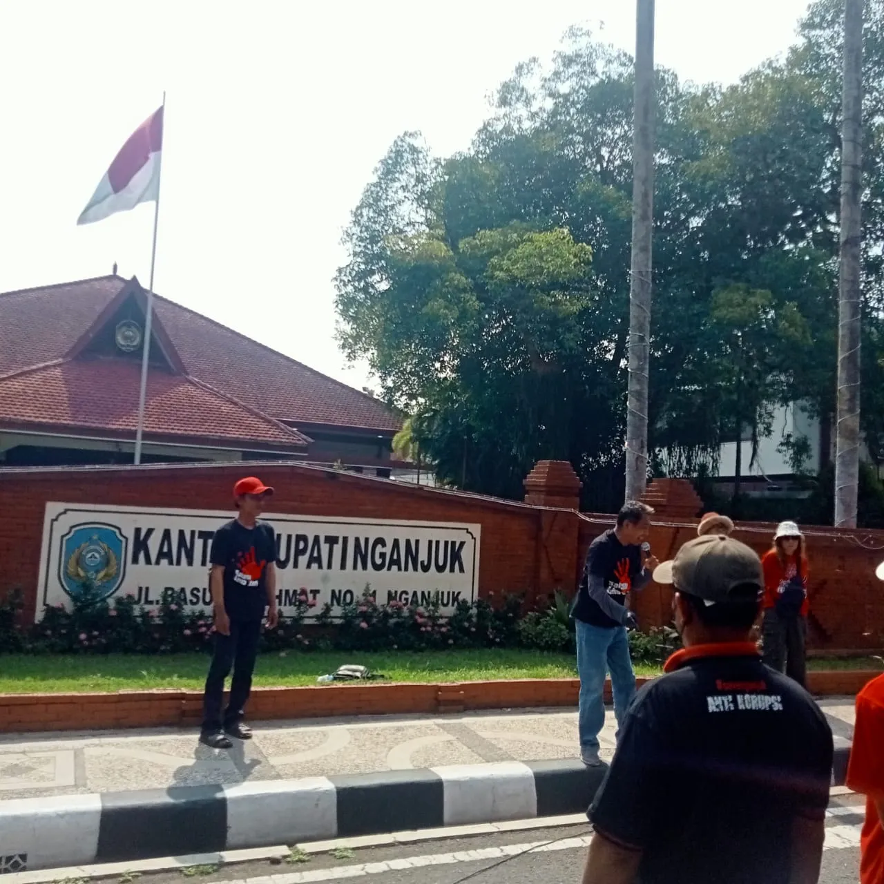 Dianggap Ada Pejabat Publik Nganjuk Diduga Korupsi Tentang Pajak Tambang,Salam Lima Jari Adakan Aksi Demo