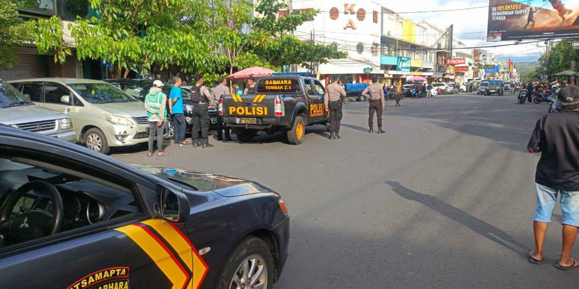 Polisi dan Relawan Amankan ODGJ yang Membawa Celurit di Pasar Besar Malang