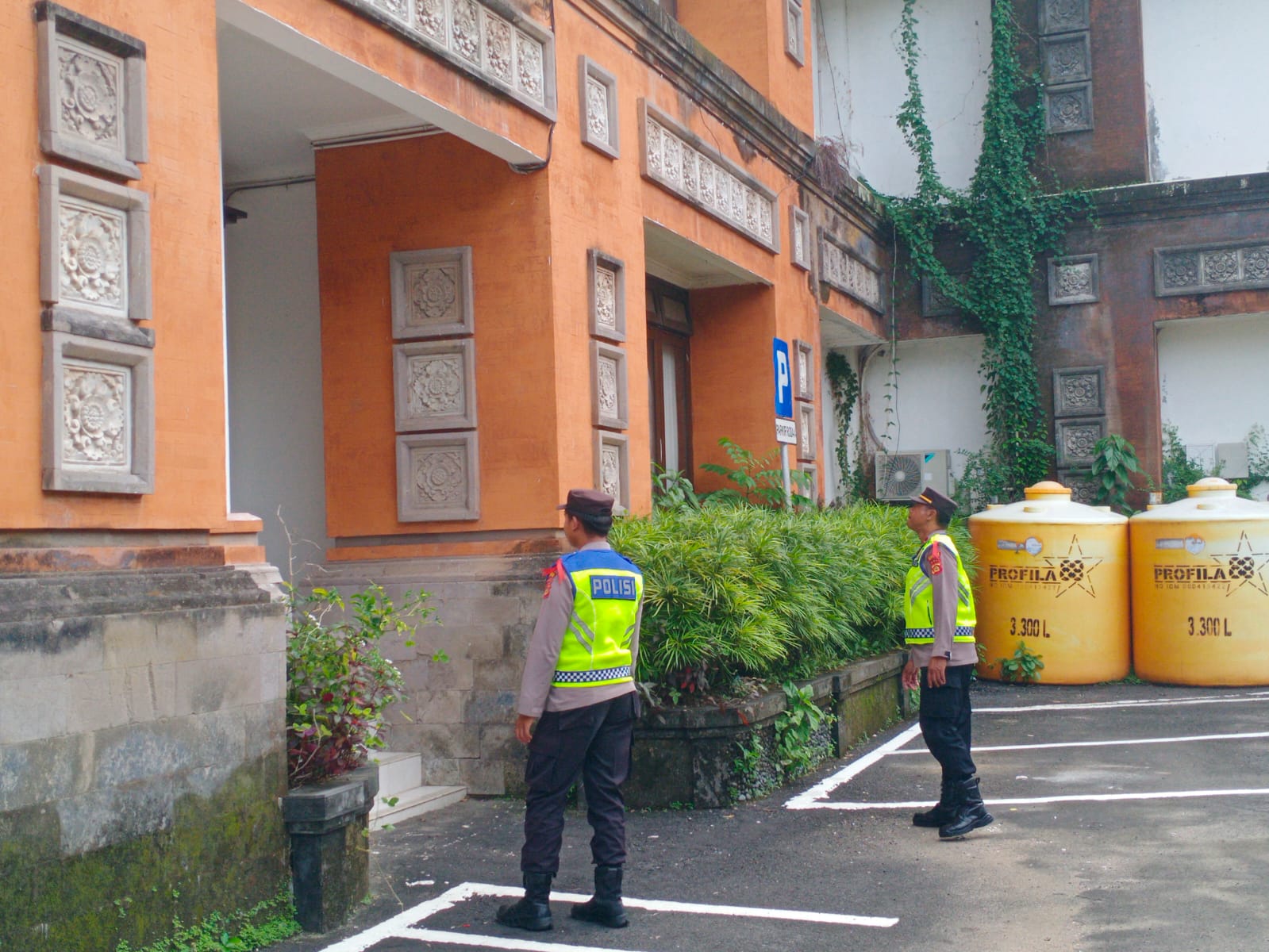 Personil OMB Polres Karangasem Lakukan Pengamanan di Kantor DPRD