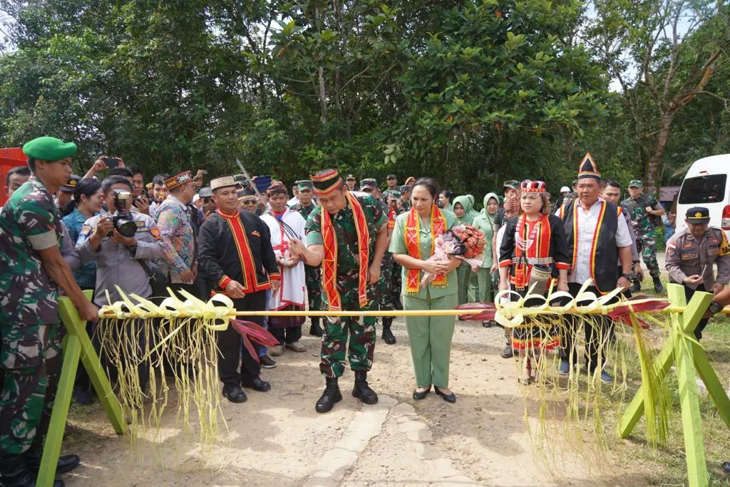 Danrem 121/ABW Sambut Kunjungan Kerja KasadSambut Kunjungan Kerja Kasad di Wilayah Perbatasan Kalimantan Barat 