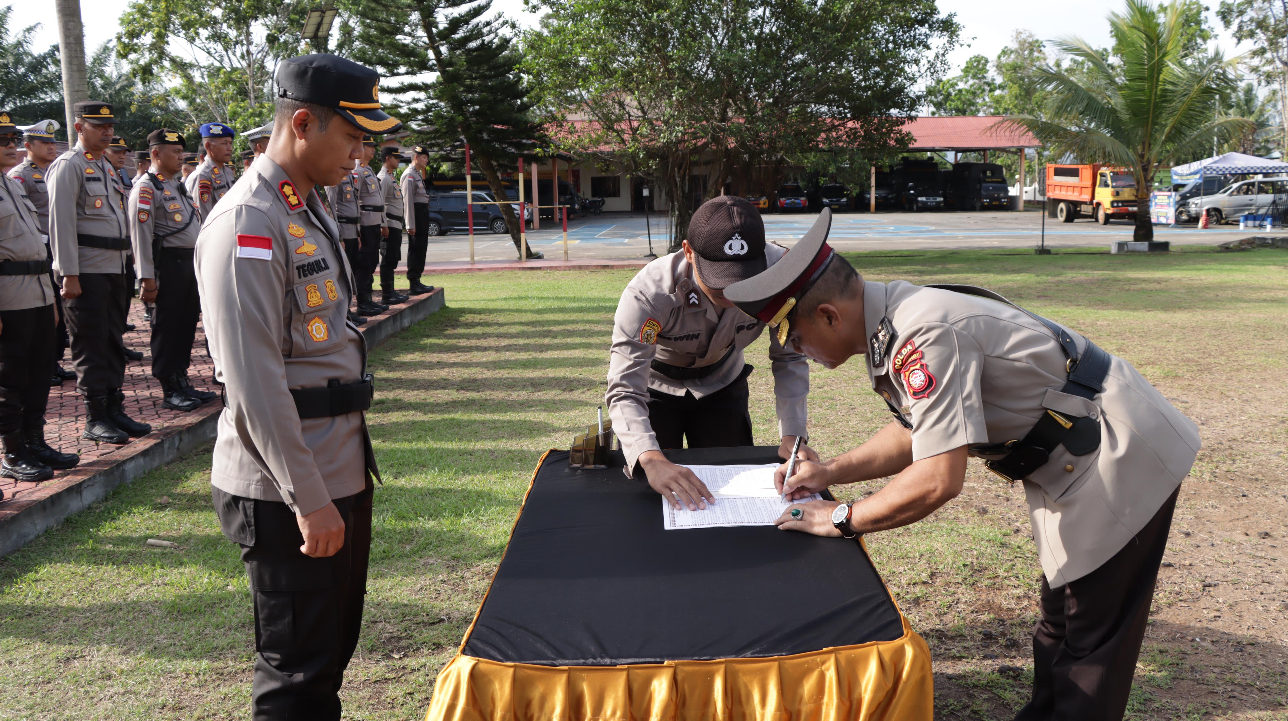Kapolres Bengkayang Pimpin Upacara Serah Terima Jabatan Kabag Logistik