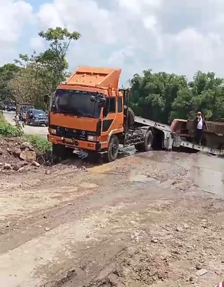 Trailer 40 Fit Bermuatan Eksavator Terguling di Depan Area Tambang Karangsono Loceret