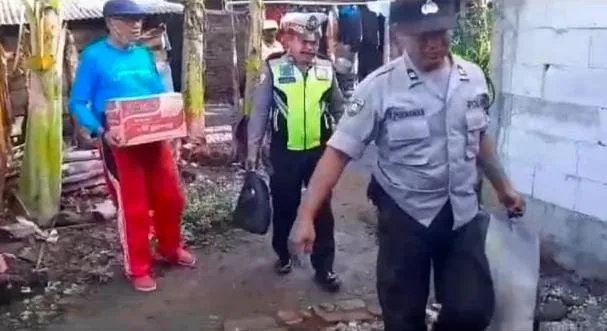 Bhabinkamtibmas Polsek Nganjuk Kota Salurkan Bantuan Sembako Kepada Warga ODGJ