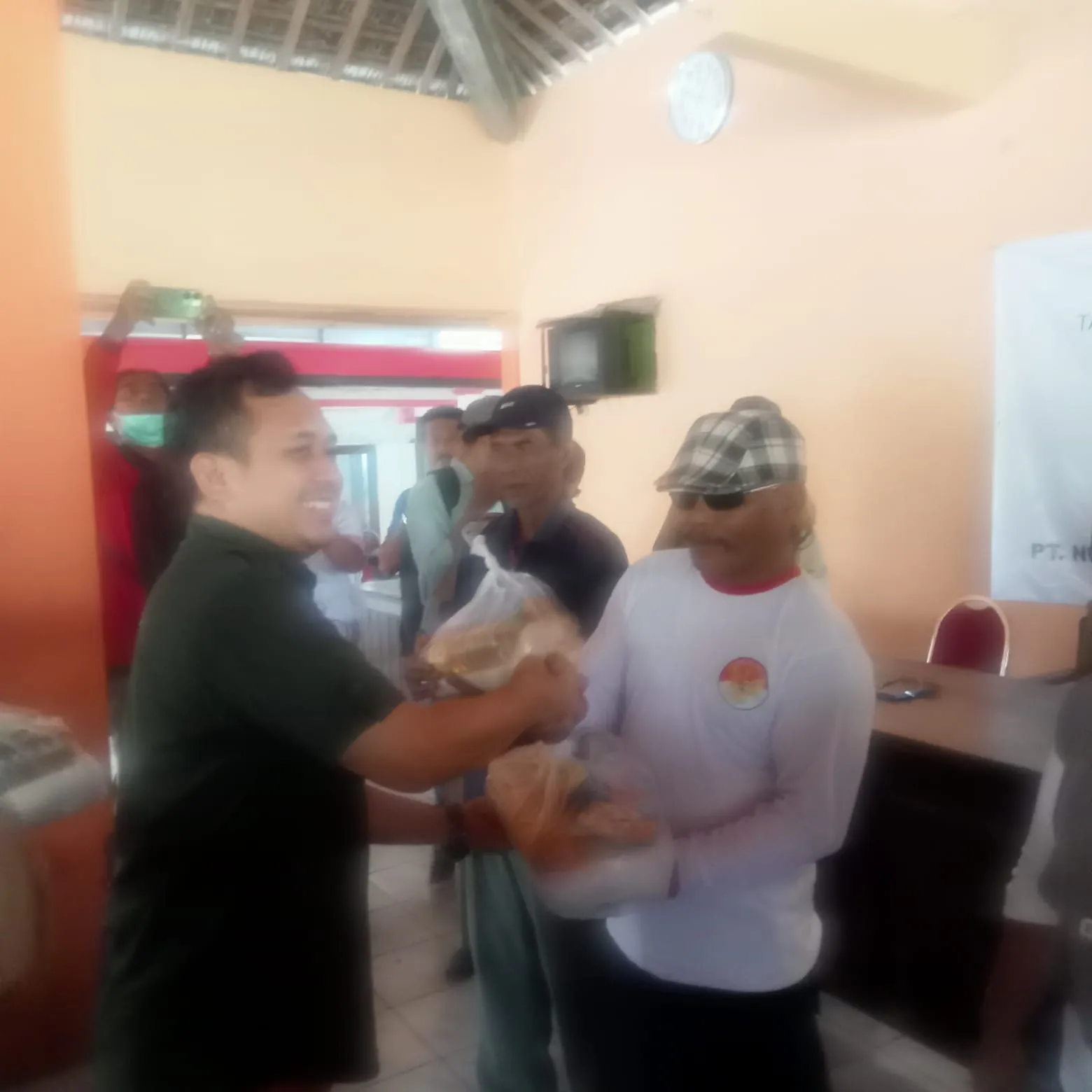 PT Belfoods Indonesia Bagikan Bansos di Desa Ngangkatan Rejoso
