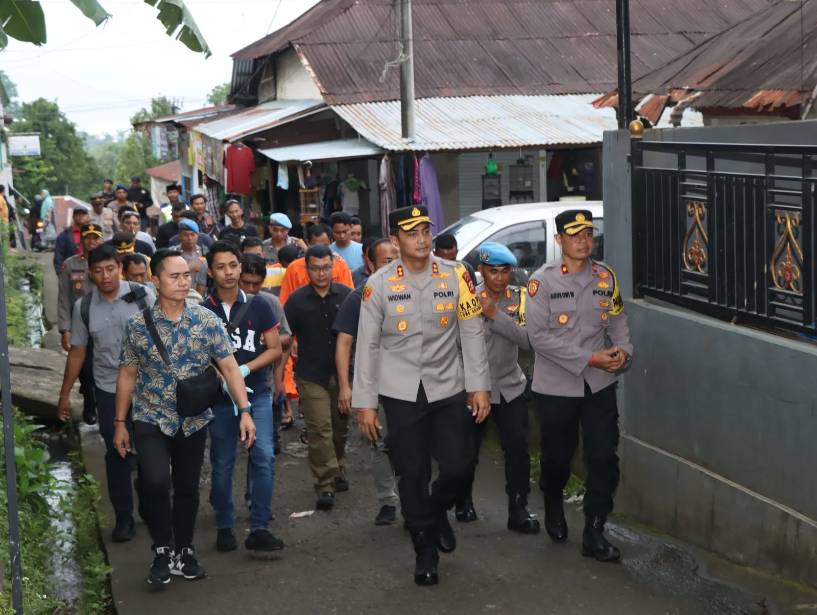 Kapolres Buleleng Pimpin Geledah Rumah Tersangka Peredaran Gelap Narkoba Kepemilikan Senjata Api Rakitan Dua Air Softgun