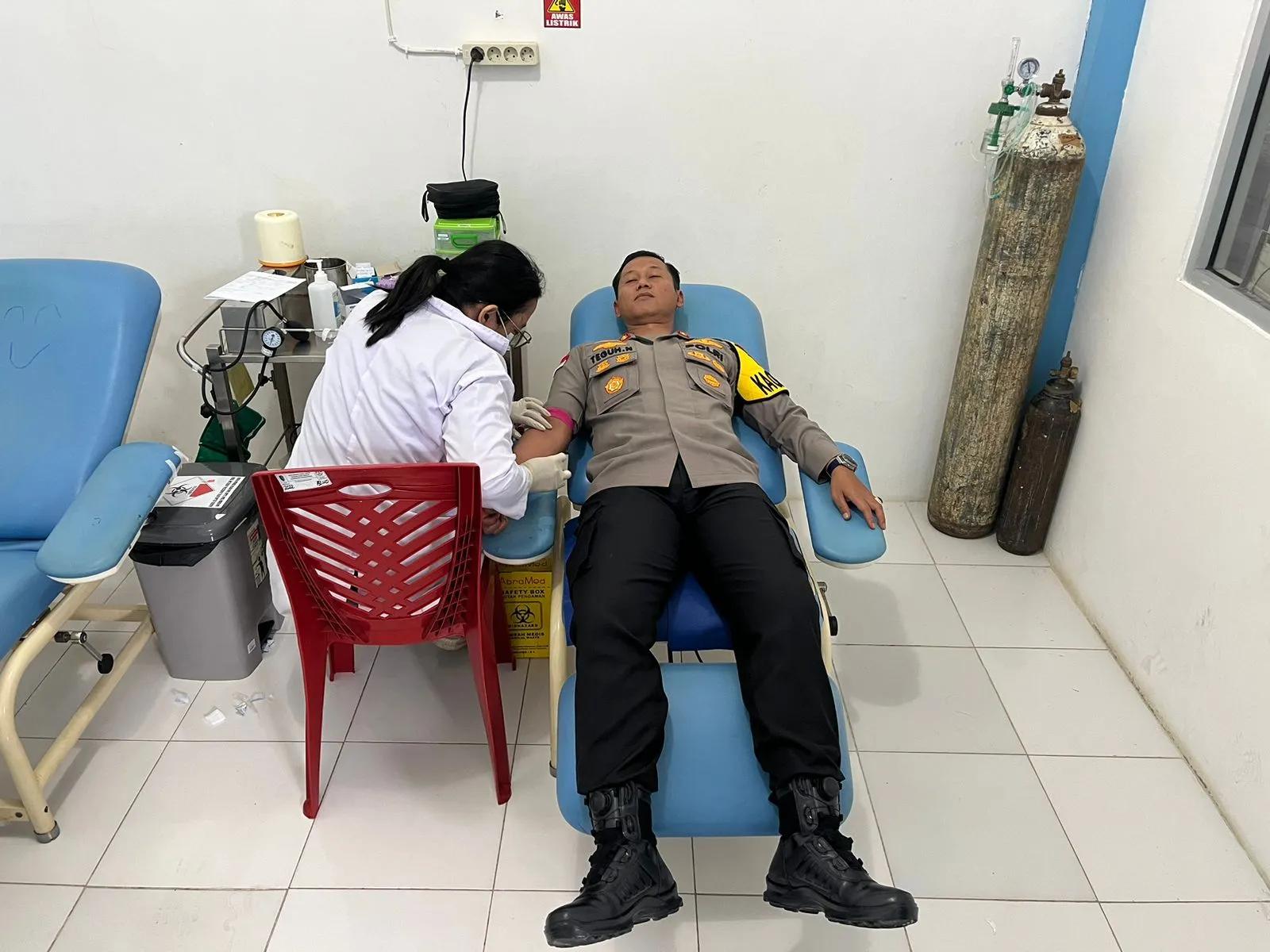 Kapolres Bengkayang, Donorkan Darah Usai Mendapat Info Pasien Yang Membutuhkan