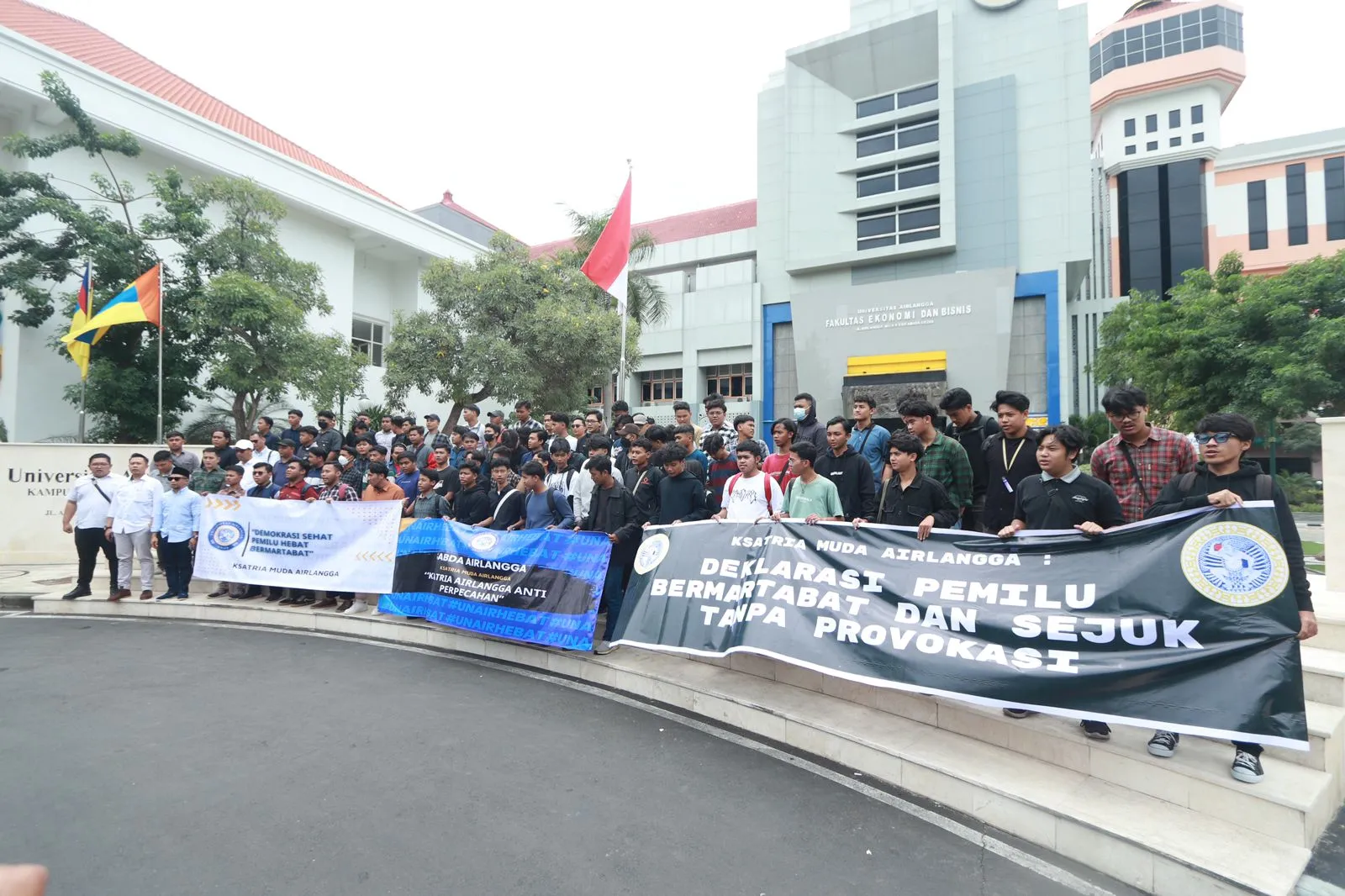 Suarakan Pemilu Bermartabat Tanpa Provokasi Ratusan Mahasiswa di Surabaya Gelar Deklarasi