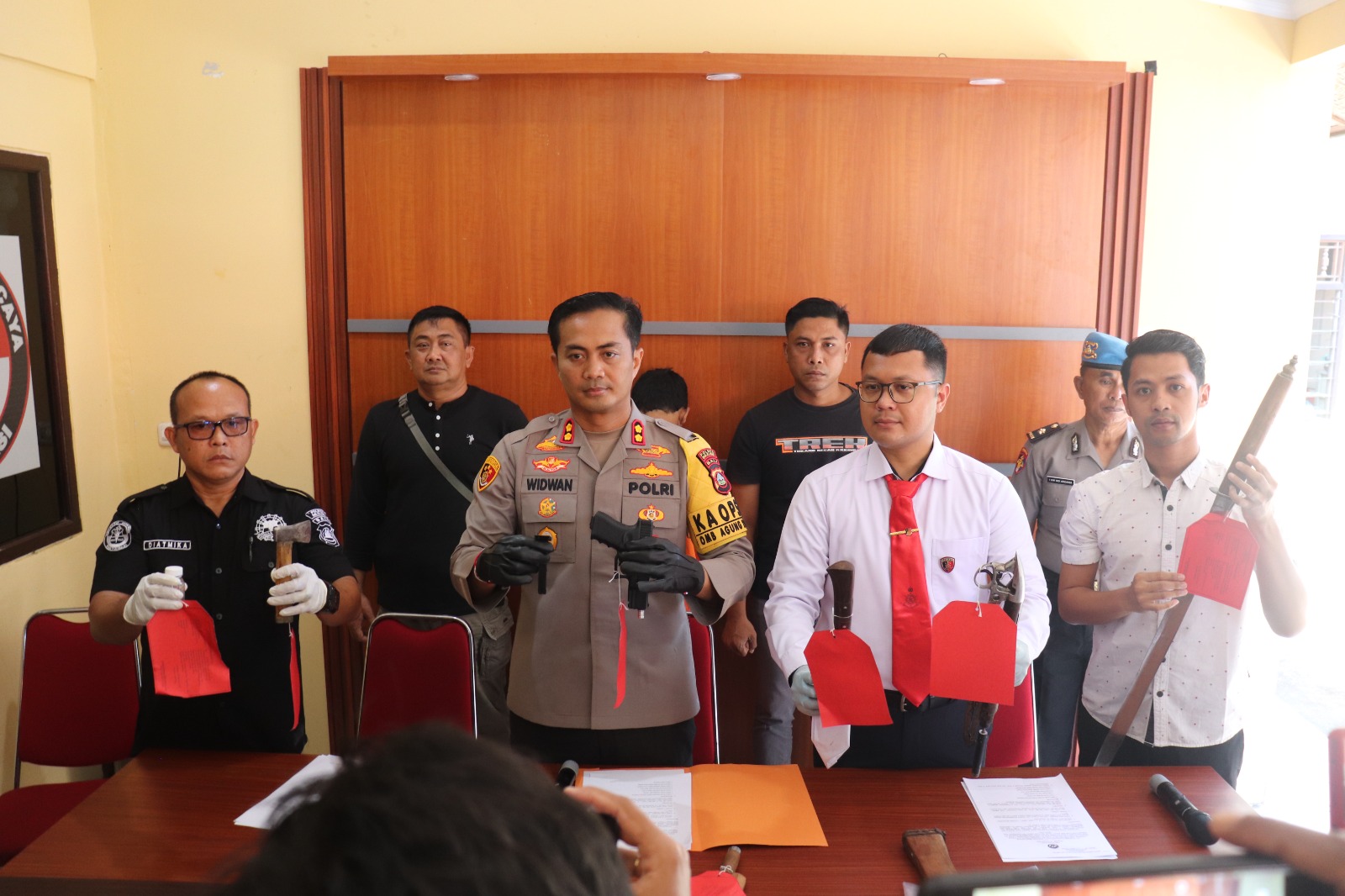 Satuan Reskrim Polres Buleleng Ungkap Kasus Dugaan Kepemilikan Senpi dan Sajam