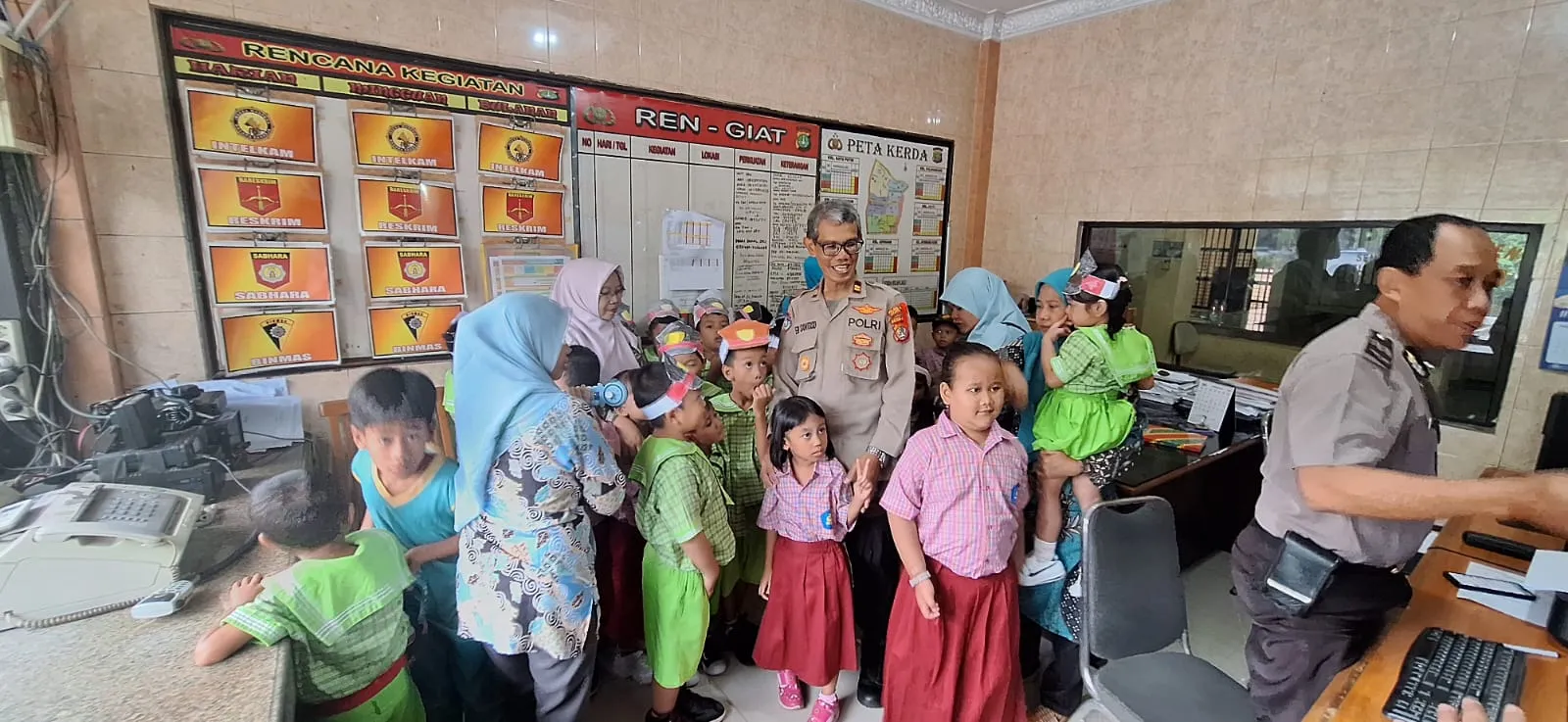 Polisi Sahabat Anak, Polsek Pulogadung Kenalkan Tugas, Seragam Hingga Mobil Dinas Pak Polisi