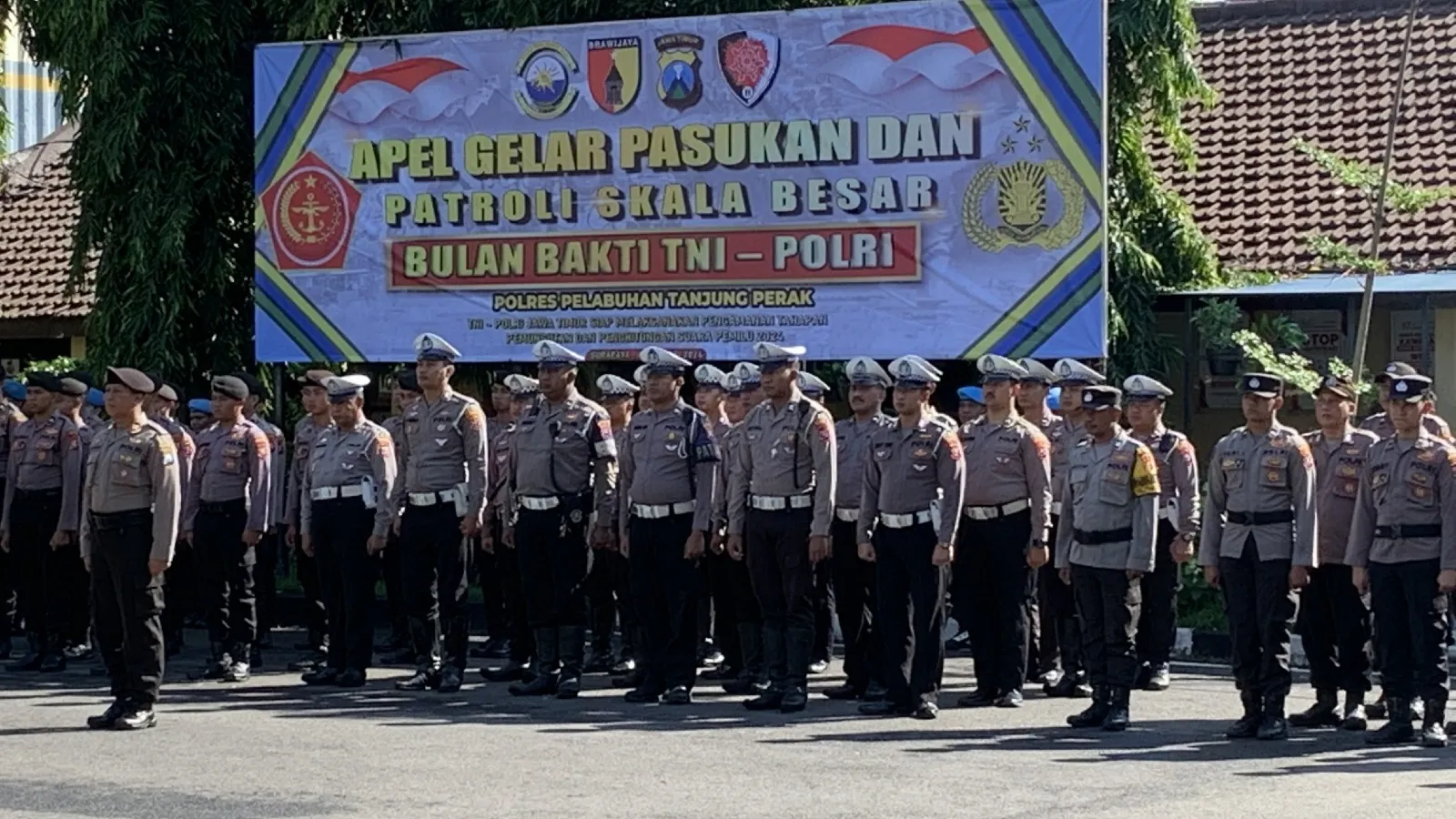 Bulan Bakti TNI - Polri, Polres Pelabuhan Tanjung Perak Gelar Patroli Skala Besar