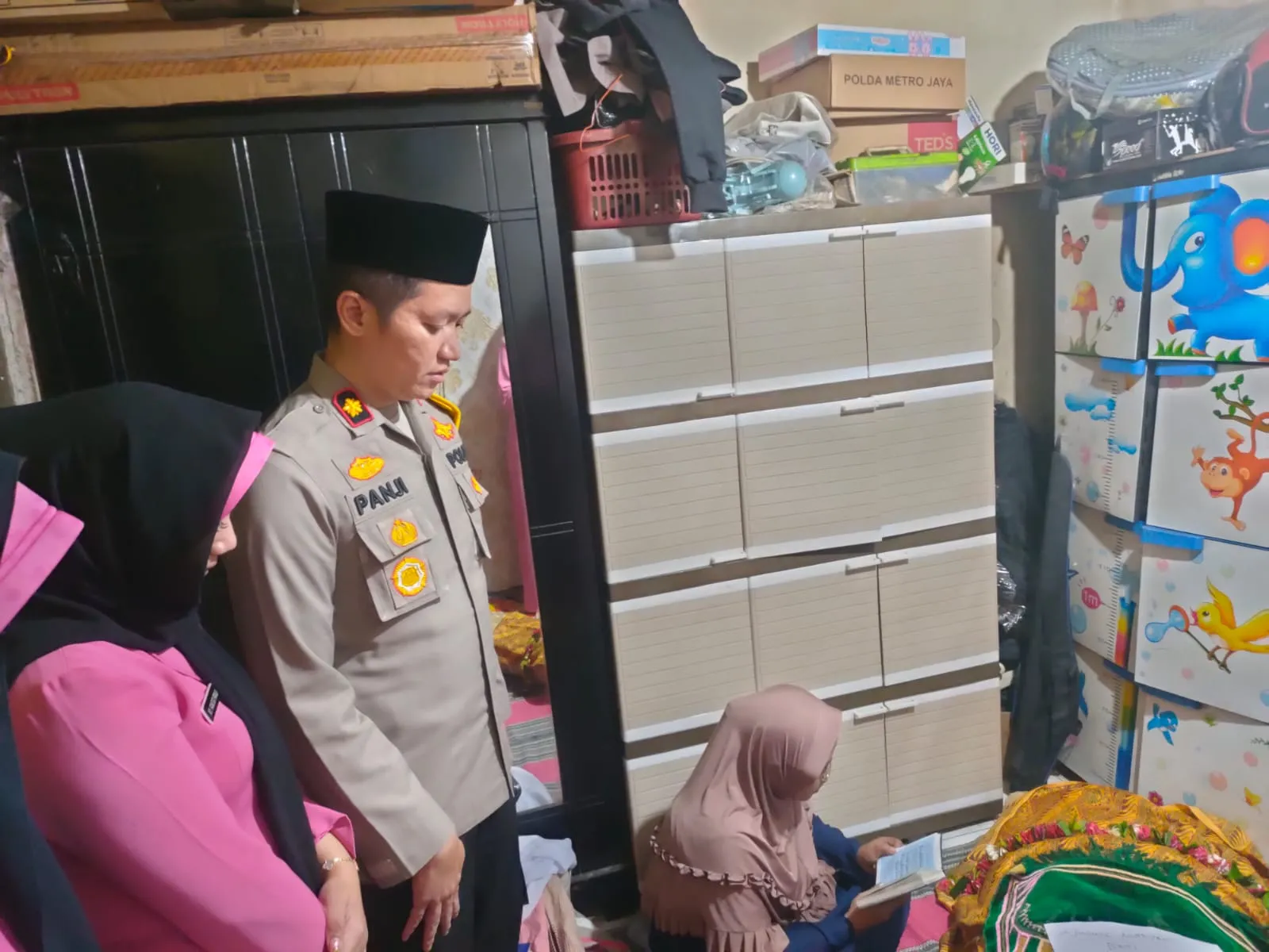Kapolsek dan Ketua Ranting Bhayangkari Cakung Takziah ke Rumah Duka Istri Aipda Alim MZ