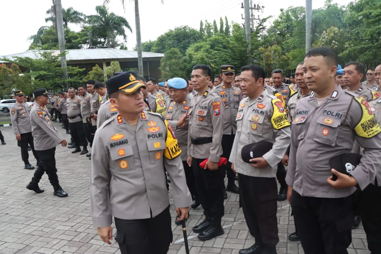 Kapolres Pimpin Gelar Apel Pengecekan dan Pemeriksaan Kesehatan Serta Penampilan Anggota Polres Nganjuk