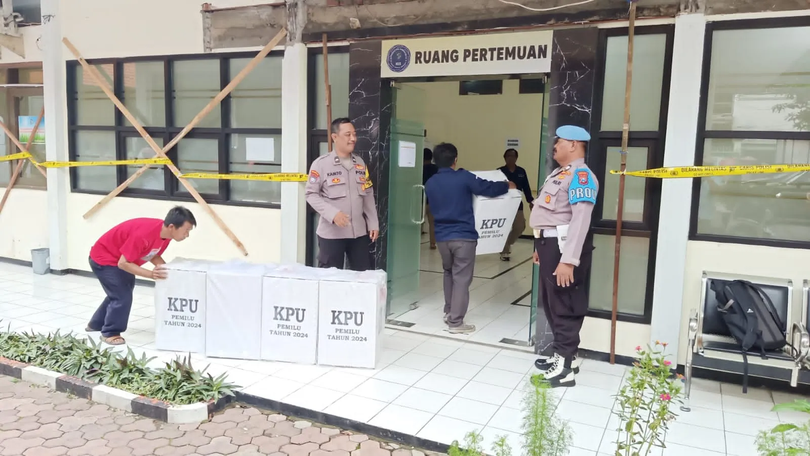 Kapolsek Simokerto Pimpin Pengawalan Distribusi Logistik Pemilu