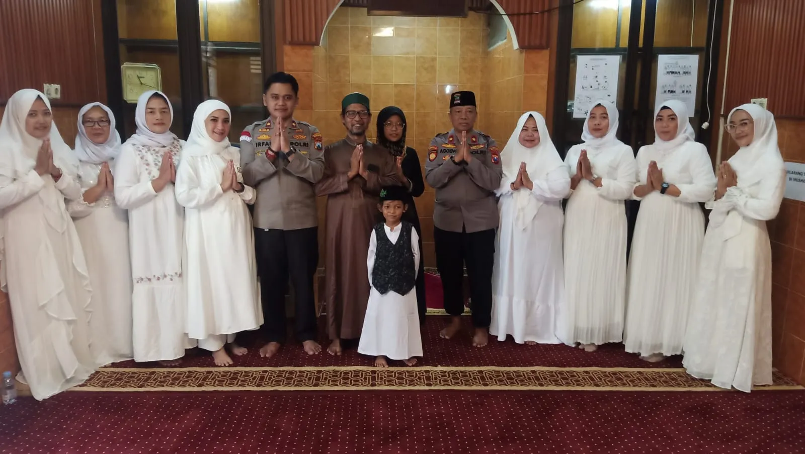 Peringati Isra Mi'raj Kapolsek Simokerto Ajak Anggota dan Bhayangkari Doa Bersama Untuk Kelancaran Pemilu 2024