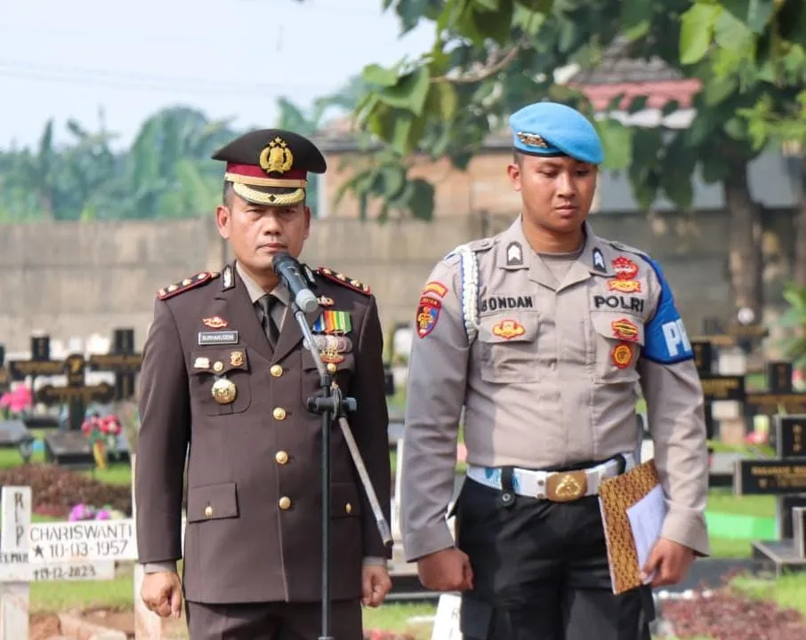 Polres Metro Jakarta Timur Gelar Upacara Pemakaman Anggota Polri