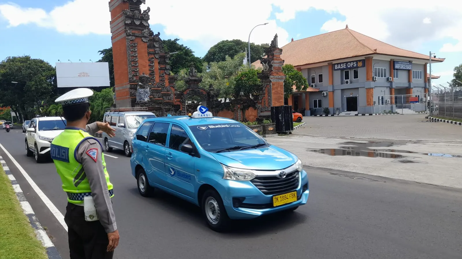 Polres Bandara Ngurah Rai Siagakan Personilnya di Jalur Bandara Antisifasi Kepadatan Arus Lalin Libur Panjang
