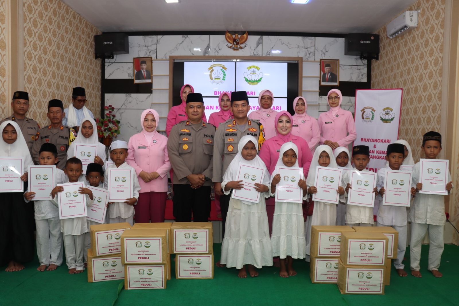Doa dan Memberikan Bingkisan Bersama Anak Yatim, Kapolres Sampang Berharap Pemilu 2024 di Sampang Damai Kondusif