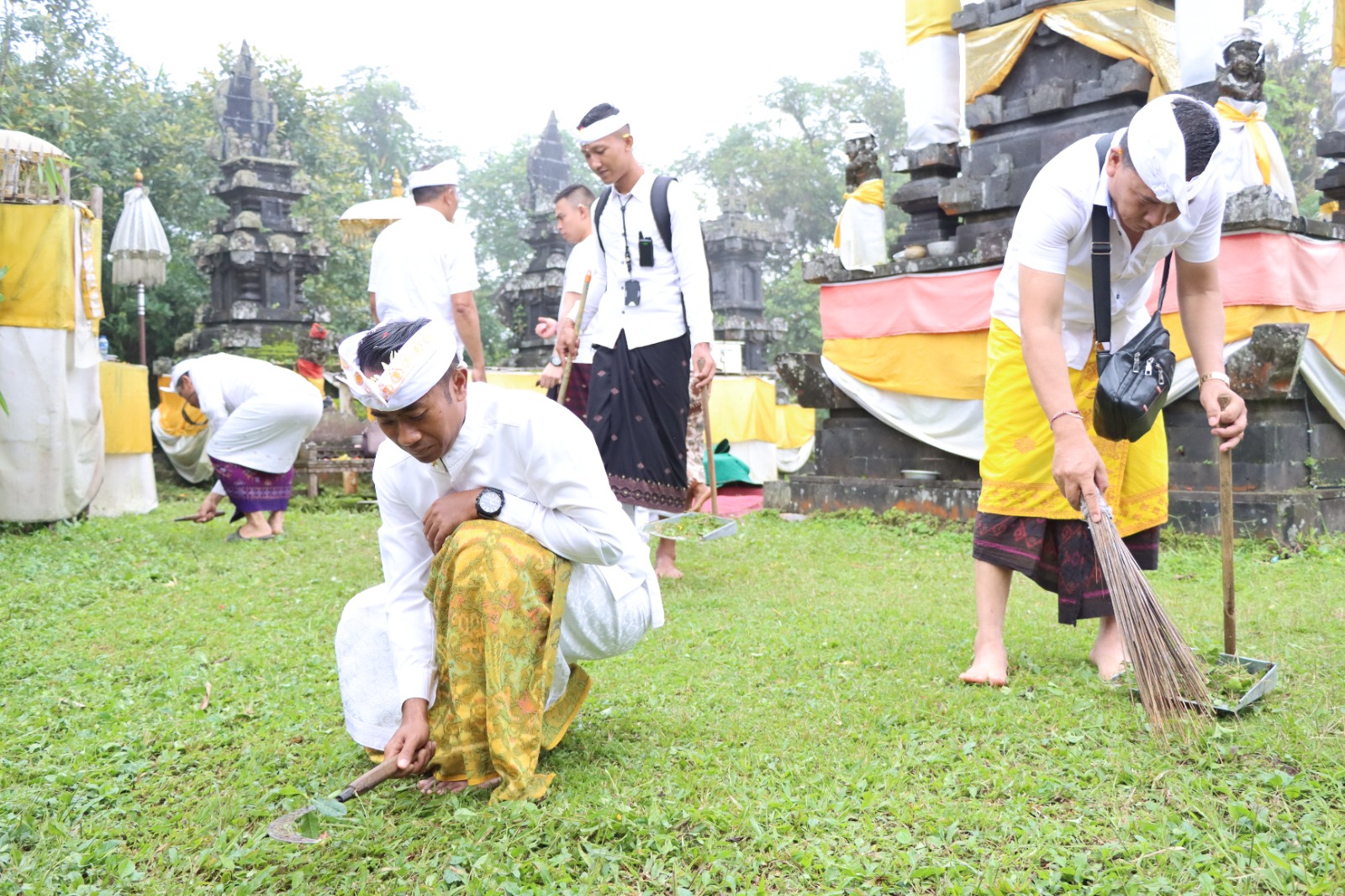 Kapolres Karangasem Pimpin Giat Bersih-Bersih Sebelum Persembahyangan Bersama