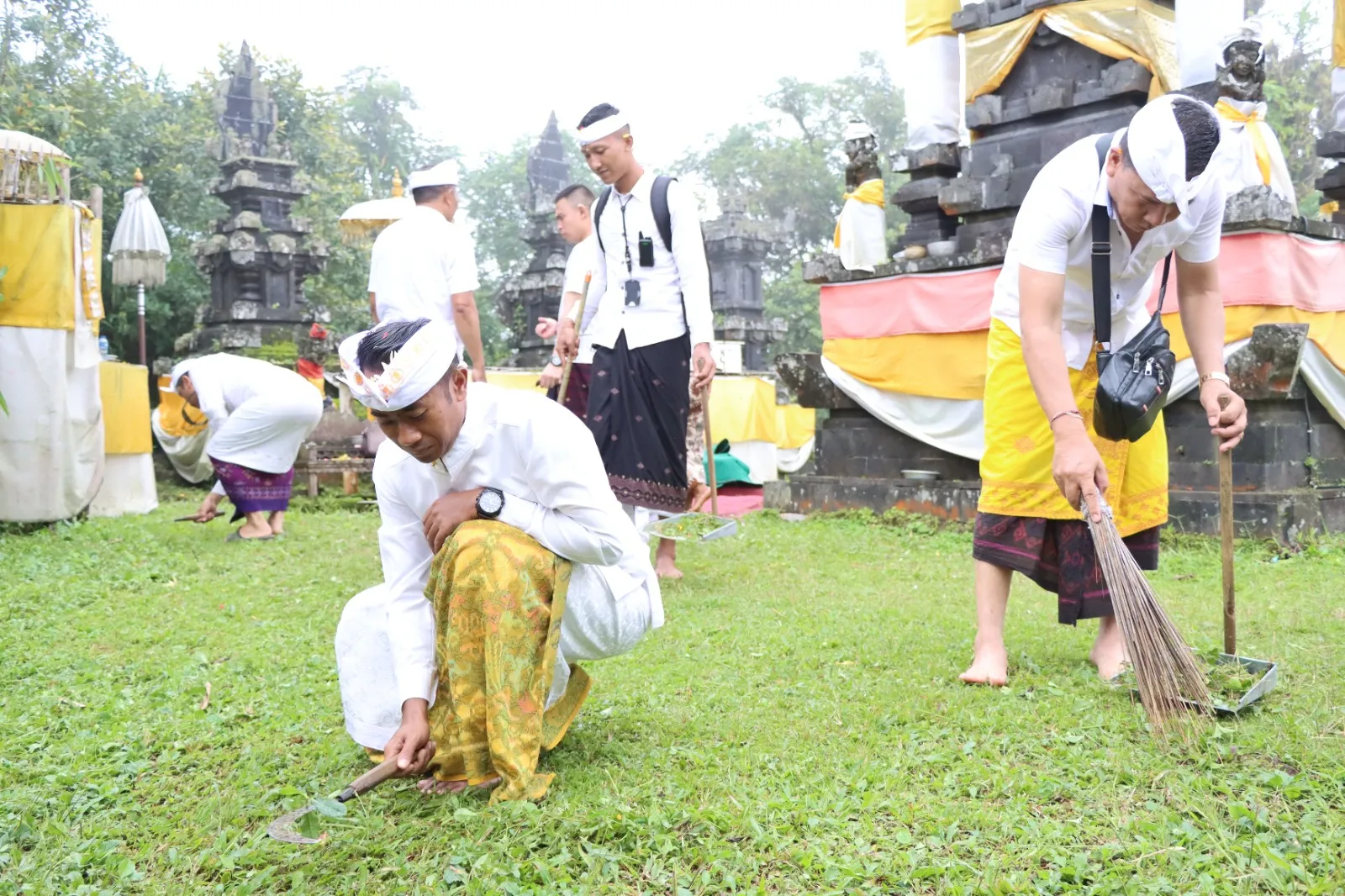 Kapolres Karangasem Pimpin Giat Bersih-Bersih Sebelum Persembahyangan Bersama