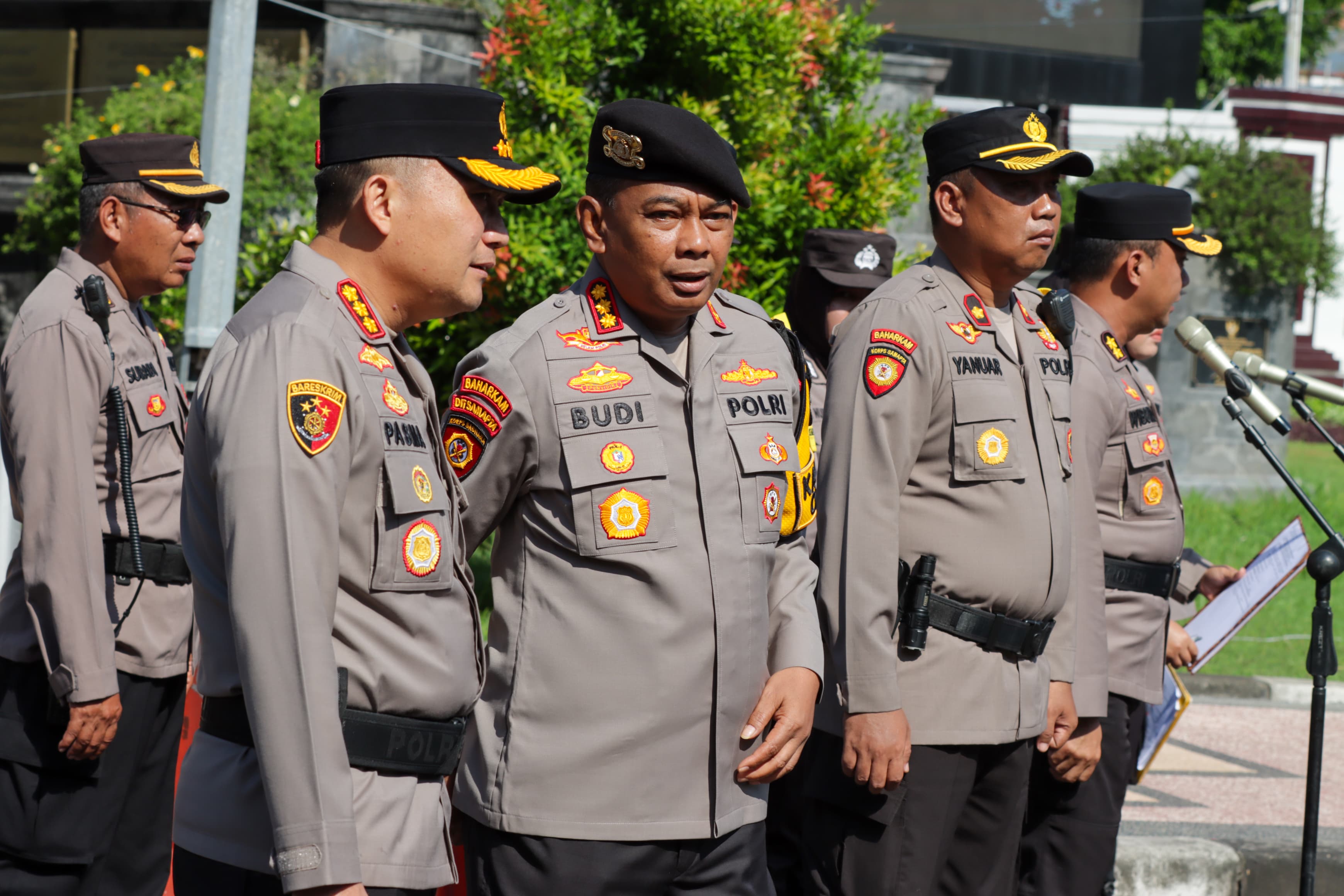 Pastikan Kelancaran Tahap Pemungutan Suara, Polrestabes Surabaya Gelar Apel Pergeseran Pasukan Personel Pengamanan TPS Pemilu 2024
