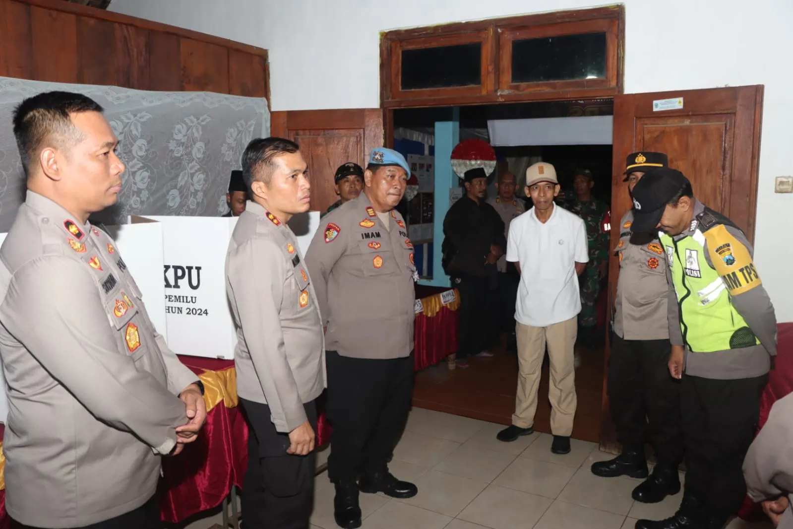 Kunjungi Anggota Pam TPS, Kapolres Nganjuk Pastikan Semua Siap