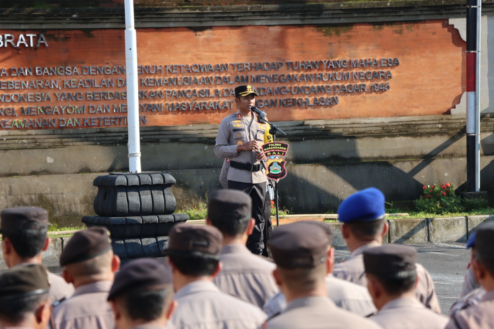 Kapolres Karangasem Pimpin Apel Gabungan TNI-Polri Untuk Antisipasi Situasi Pemilu 2024 Pada Tahap Pungut Suara